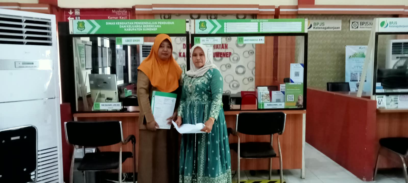Pemberian layanan kepengurusan Rekom Surat izin PIRT produksinya kacang sangrai oleh ibu qurrotul aini dari batuputih